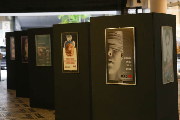 Diretores visitam mostra de cartazes da OAB SP na Avenida Paulista