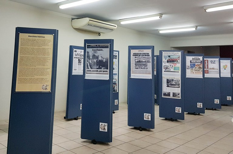 OAB de São José dos Campos recebe exposição de manchetes históricas do Jornal do Advogado