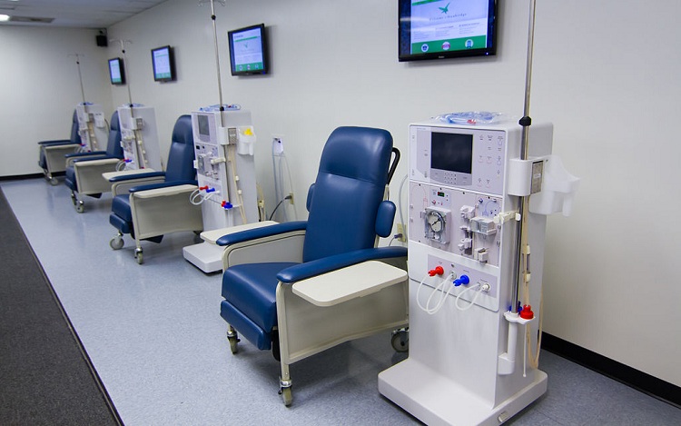 máquinas de diálise em uma sala de hospital