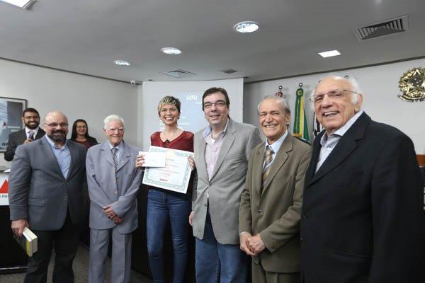 Advogada de Regente Feijó vence XI Concurso Estadual de Poesia