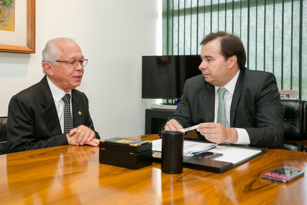 Presidente do TST destaca produtividade da Justiça do Trabalho em visita a Rodrigo Maia